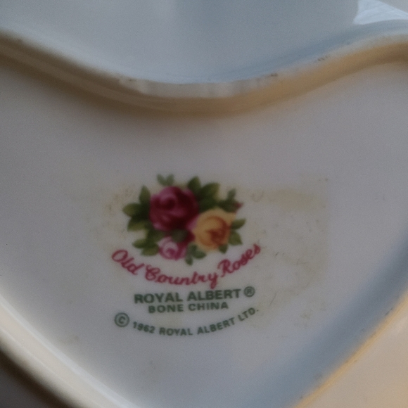 ROYAL ALBERT OLD COUNTRY ROSES HEART DISH - Picture 4 of 4